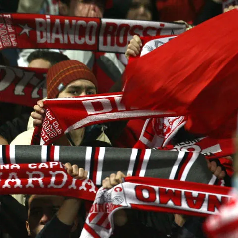 Rapid solicită FRF suspendarea stadionului Dinamo şi depunctarea echipei pentru rasism