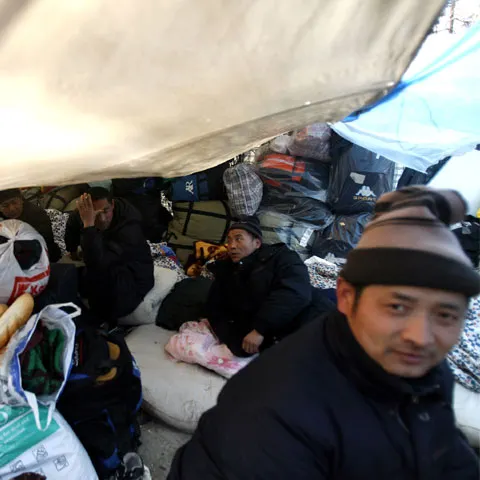 Muncitorii chinezi care au stat în corturi, în faţa ambasadei Chinei, au plecat acasă