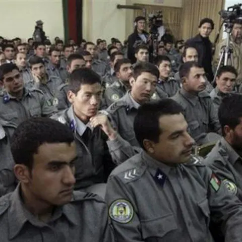 În timp ce SUA vrea suplimentarea numărului de soldaţi în Afganistan, poliţiştii afgani sunt aruncaţi în luptă fără echipament şi neinstruiţi