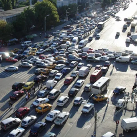 Aproape 6.000 de maşini pe oră pe şoselele din România, potrivit unui studiu
