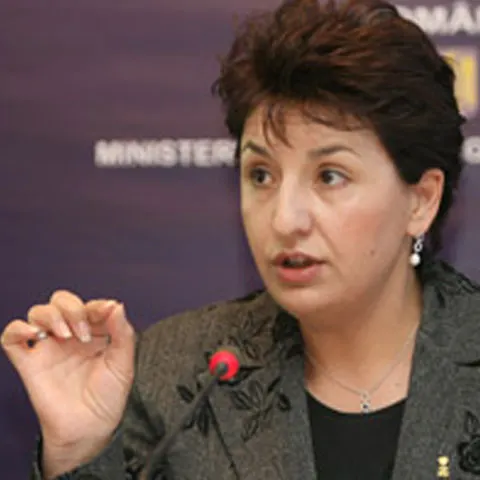 Sulfina Barbu îi cere lui Geoană să nu facă din familiile politicienilor ţinte de campanie