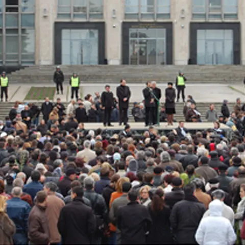 Preşedintele Parlamentului moldovean recunoaşte că poliţia a bătut protestatarii arestaţi