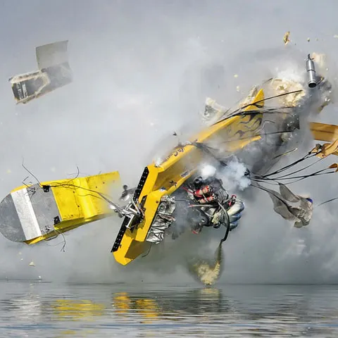 VIDEO / Accident incredibil! Pilotul unei bărci de mare viteză a scăpat însă cu viaţă