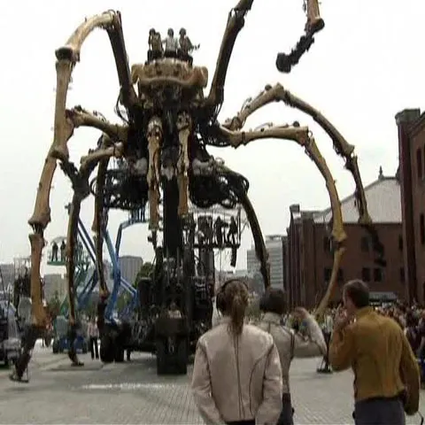 La Machine, păianjenul mecanic de 12 metri, a invadat portul Yokohama 