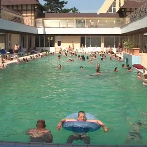 Sute de turişti au luat cu asalt staţiunea Băile Felix