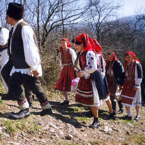 Fetele din Bistriţa-Năsăud sunt stropite cu parfum în a doua zi de Paşte