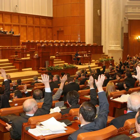  Trei foşti parlamentari au cerut adeverinţă de pensie specială deşi nu aveau vârsta de pensionare