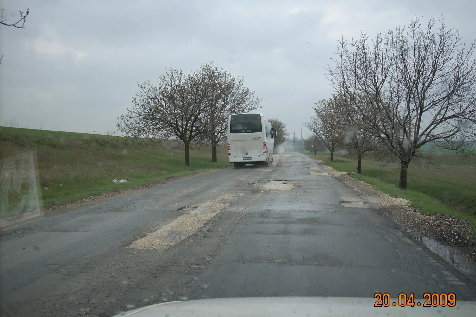 Drumul care leagă localitatea Ciocârlia de oraşul Medgidia, drum bombardat - ne scrie un telespectator