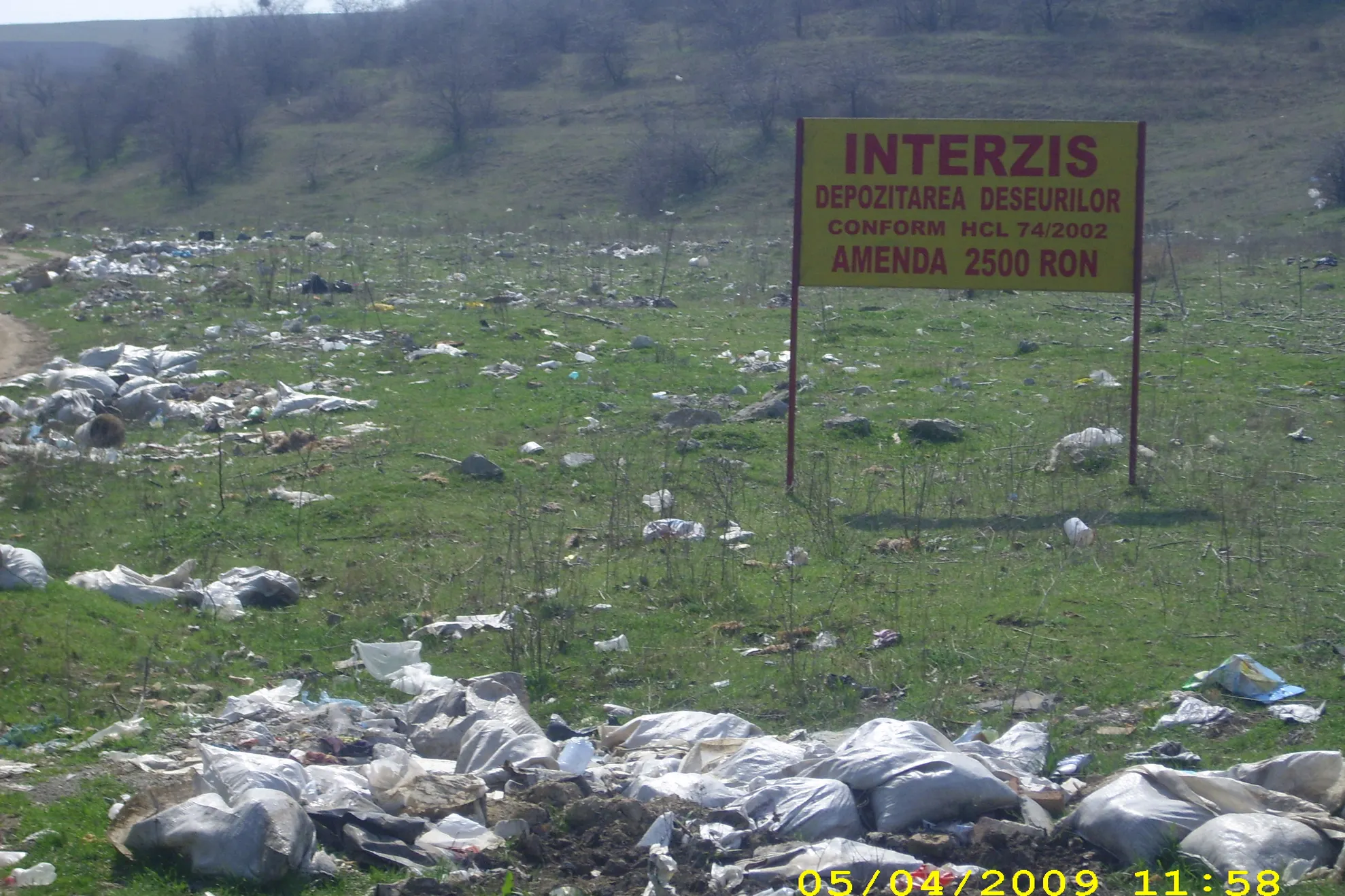Gunoaie pe câmp, lângă pădure - Valea Nucarilor, judeţul Tulcea