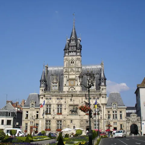 Muncitori francezi ameninţaţi cu şomajul au atacat o clădire guvernamentală