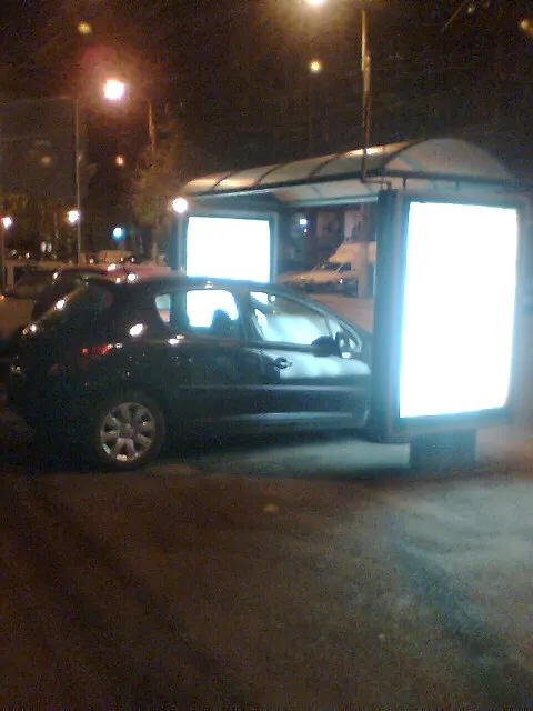 Parcat în staţia de tramvai