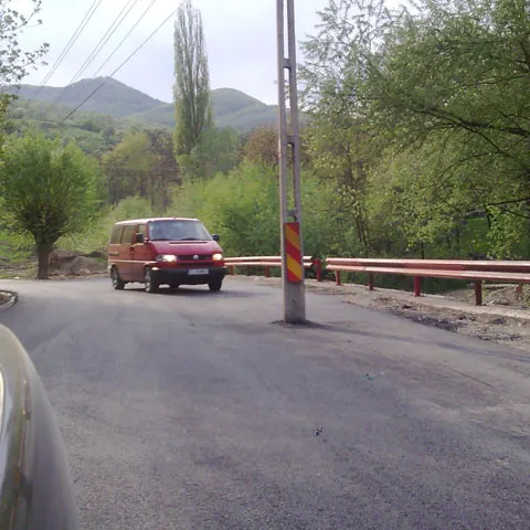În Alba, constructorii au uitat un stâlp în mijlocul drumului