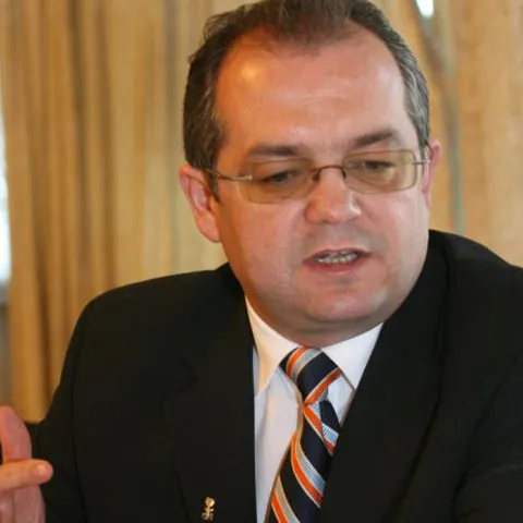 Emil Boc: Am adoptat principiile legii salarizării unice, iar raportul între salariul minim şi cel maxim, la stat, va fi de 1 la 15