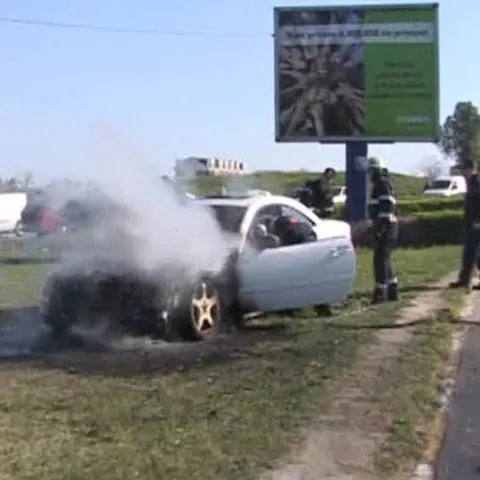 Un autoturism de lux a luat foc, din senin, în centrul Constanţei