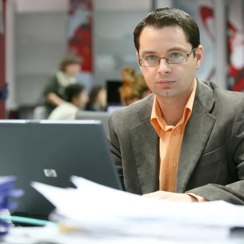 Portalul de ştiri numărul 1 în România prezintă REALITATEA pe NET- spectacolul lumii de pe internet în 4 minute