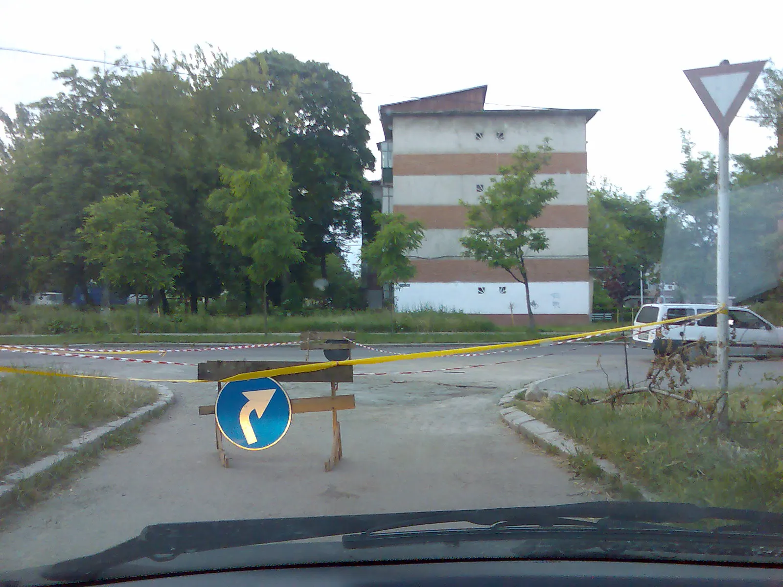 Semn de circulaţie aşezat de mântuială