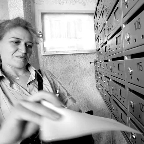 Un buzoian a trăit cu cadavrul mamei în casă timp de mai multe săptămâni, pentru a-i lua pensia