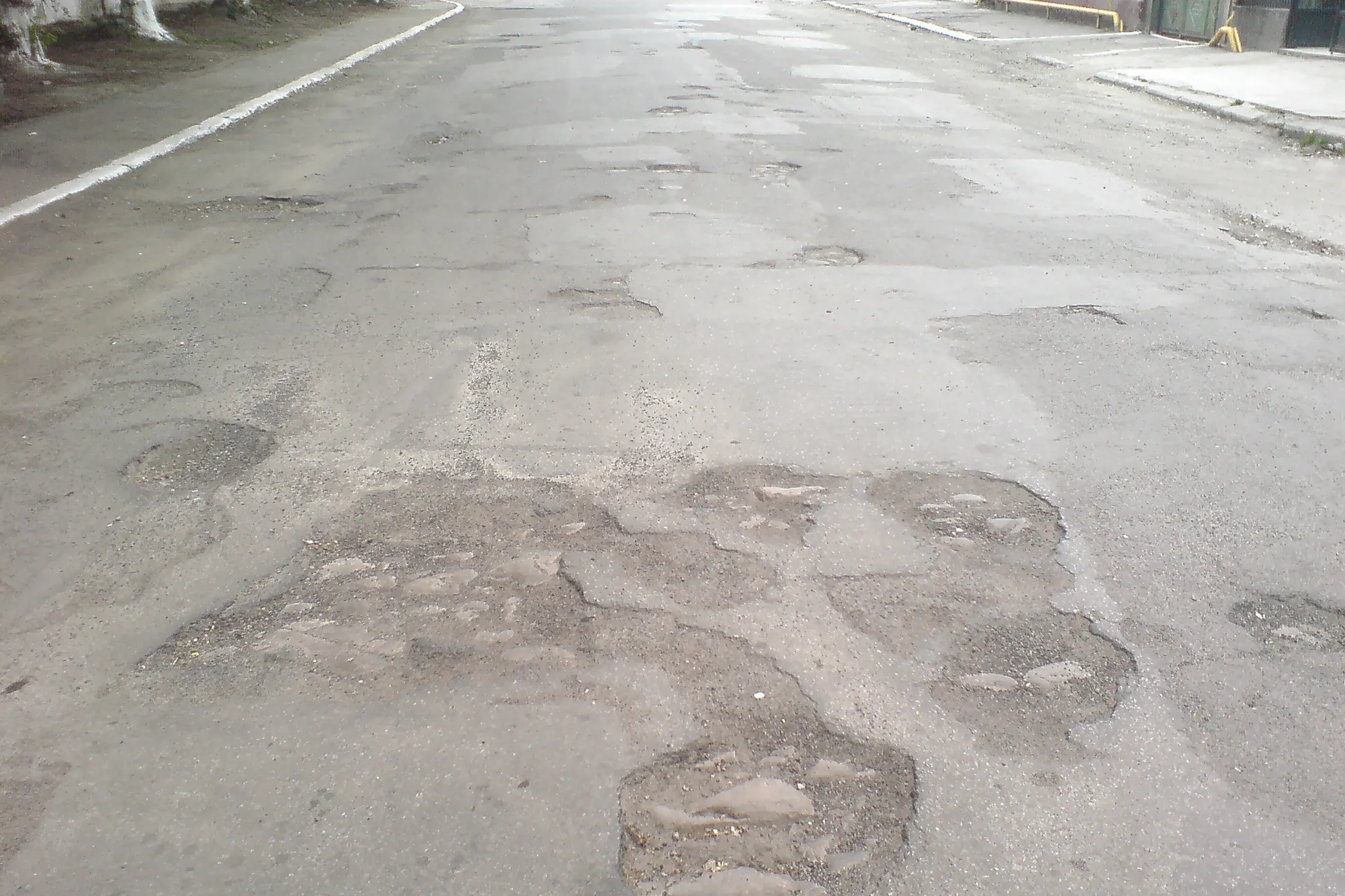Drumurile din Hunedoara sunt pline de gropi