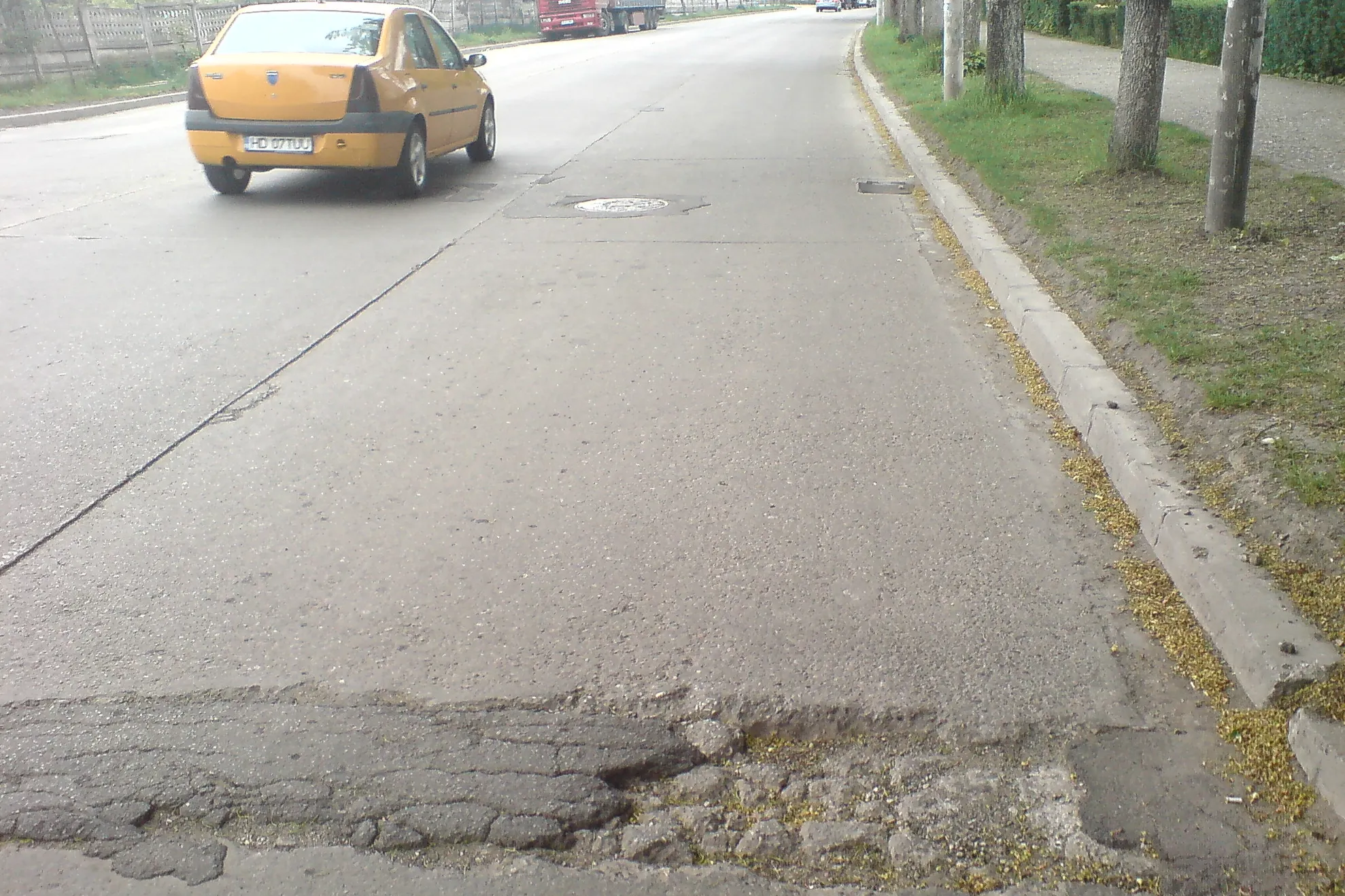Drum plin de gropi între Hunedoara şi Deva