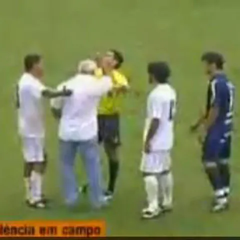 Un antrenor l-a bruscat pe un jucător advers şi i-a aplicat un pumn arbitrului!