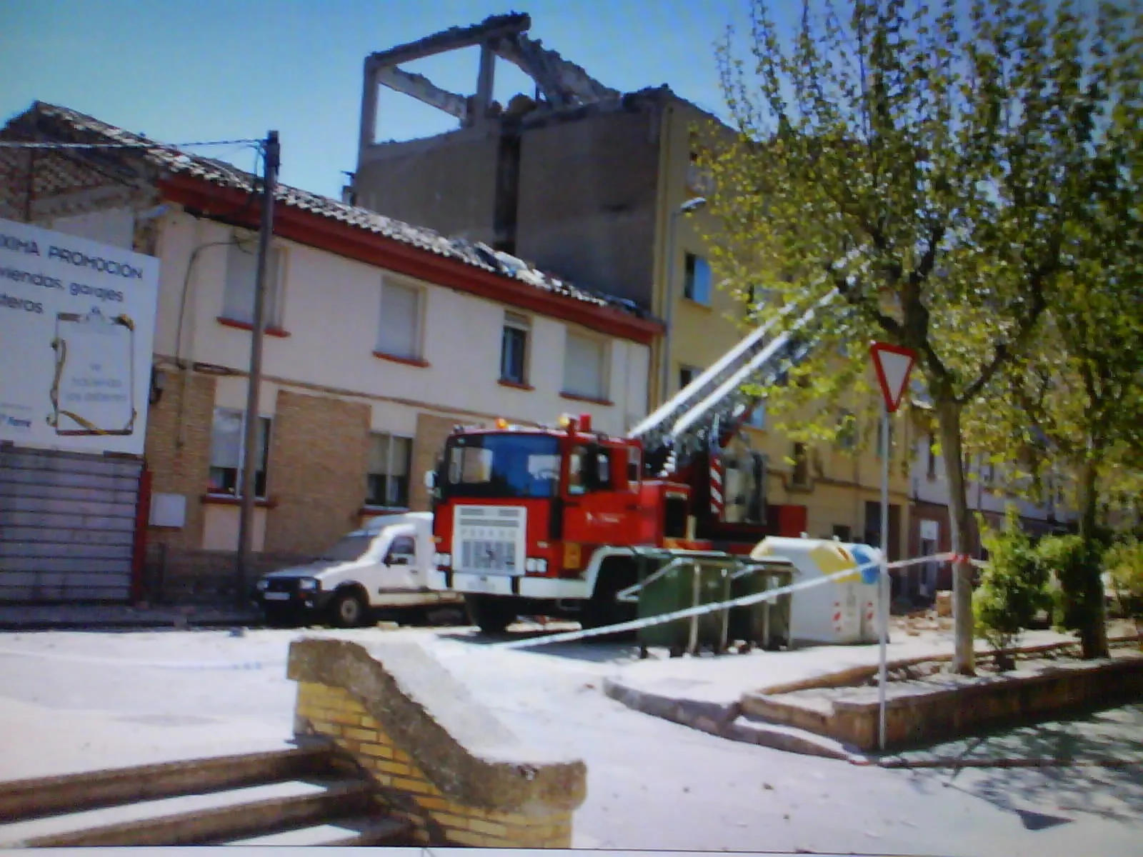 Un om a murit în urma unei deflagraţii şi două persoane au fost grav rănite