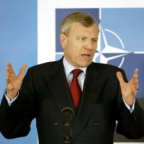 Scheffer spune că România a devenit un "aliat puternic" în cei cinci ani de când este membră NATO