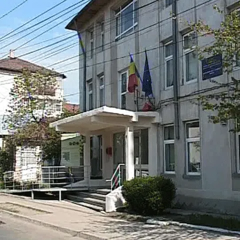 Zeci de şefi din instituţiile deconcentrate din toată ţara au primit deciziile de eliberare din funcţie