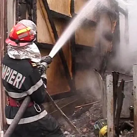 Patru case au fost distruse de foc în comuna argeşeană Rucăr 
