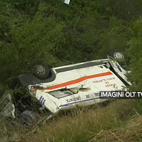 Un bătrân a murit după ce ambulanţa cu care era dus la spital s-a răsturnat