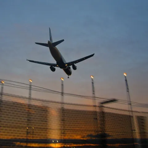 Trei avioane militare au provocat panică în New York