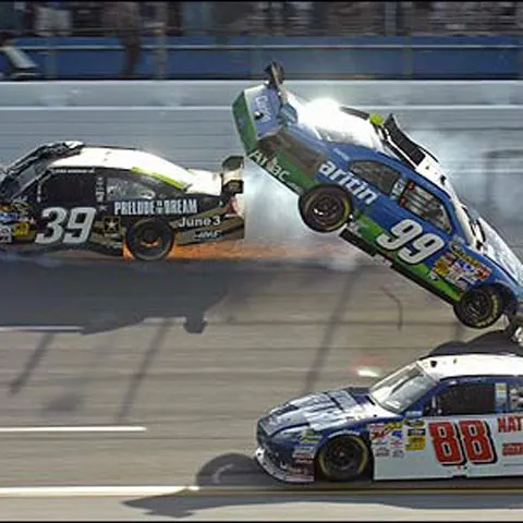 VIDEO / Accident spectaculos în NASCAR. Şapte spectatori au fost răniţi uşor