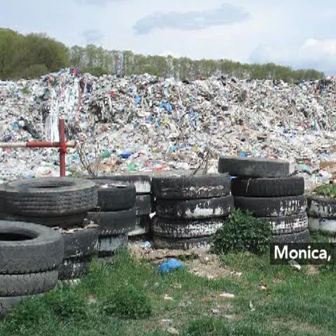 Un morman de gunoaie se află lângă o şosea la ieşirea din Curtea de Argeş