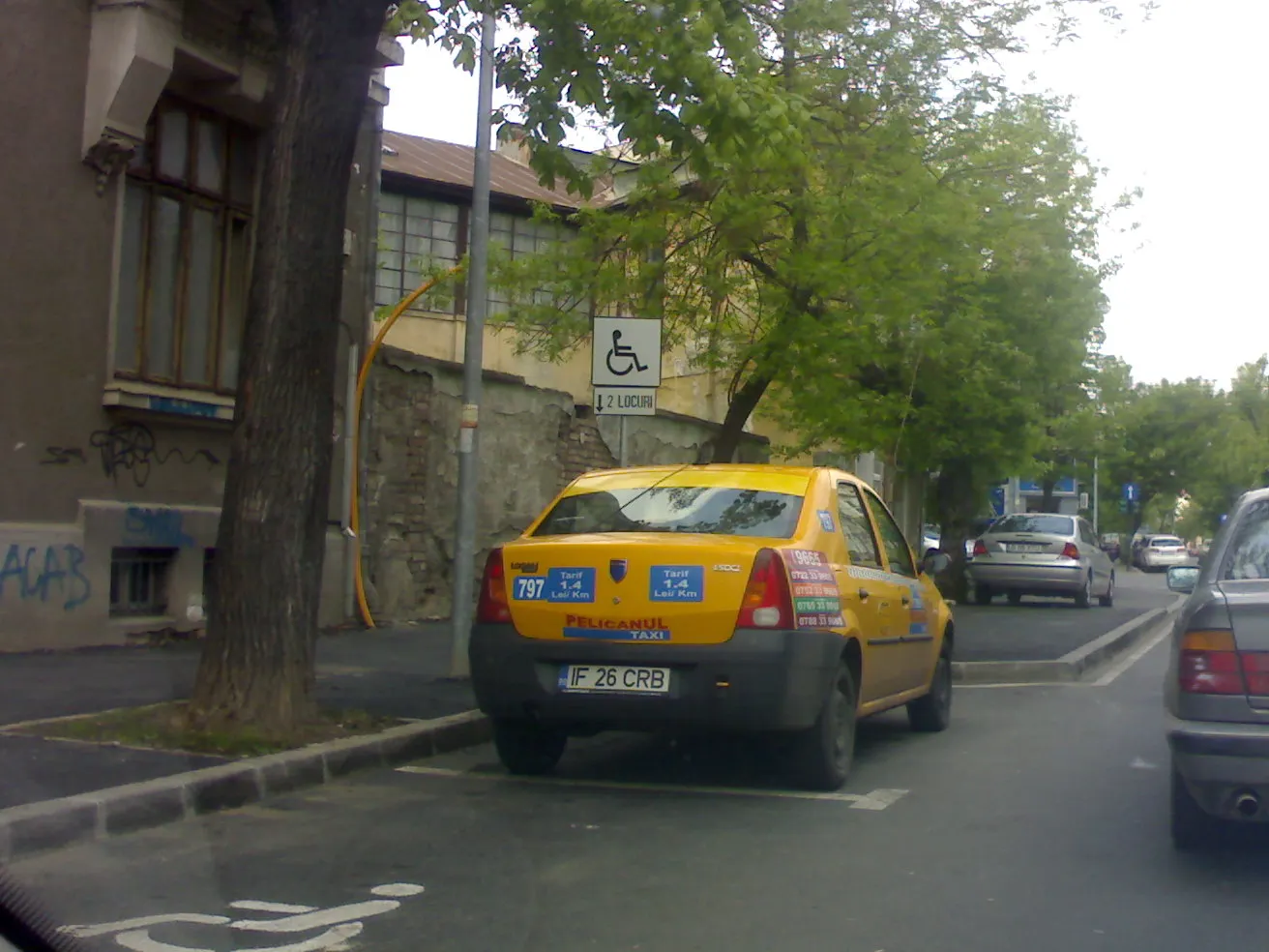 Taxi parcat pe locurile destinate persoanelor cu dizabilităţi