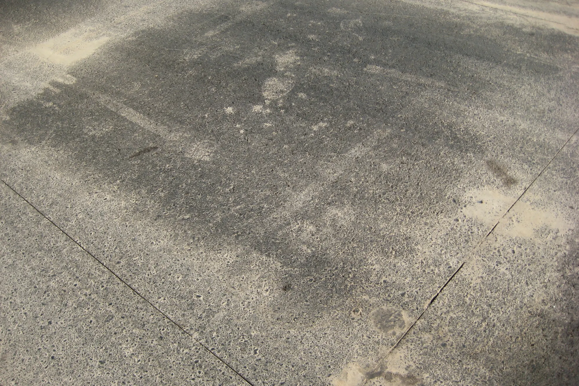 Strada asfaltată acum câteva zile în Iaşi - astăzi se înlocuiesc gurile de canalizare