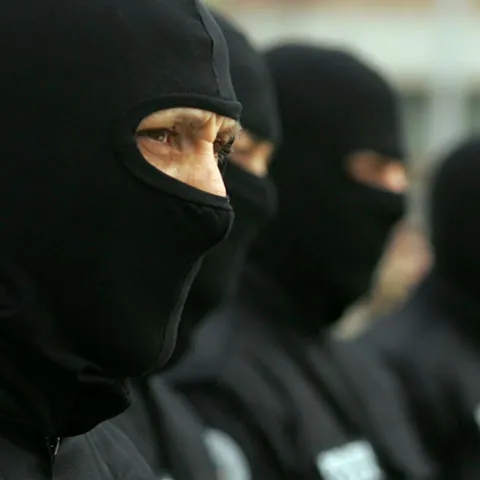 Trei participanţi la furtul maşinii lui Becali, care nu au fost găsiţi de poliţişti, au fugit în urma unor scurgeri de informaţii 