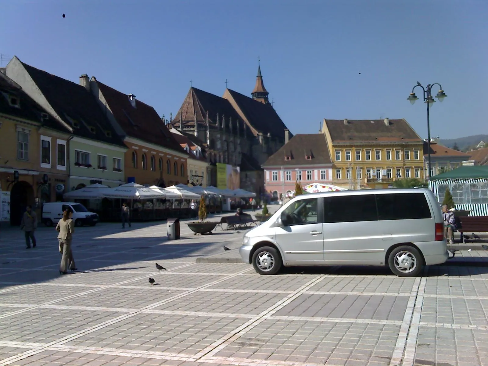 Piaţa Sfatului din Braşov este traversată de autoturisme