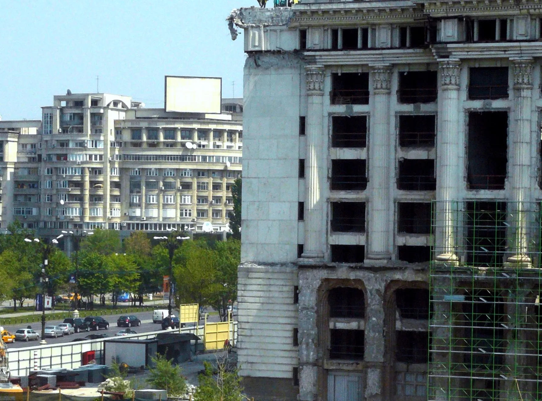Excavatorul deasupra viitoarei biblioteci naţionale