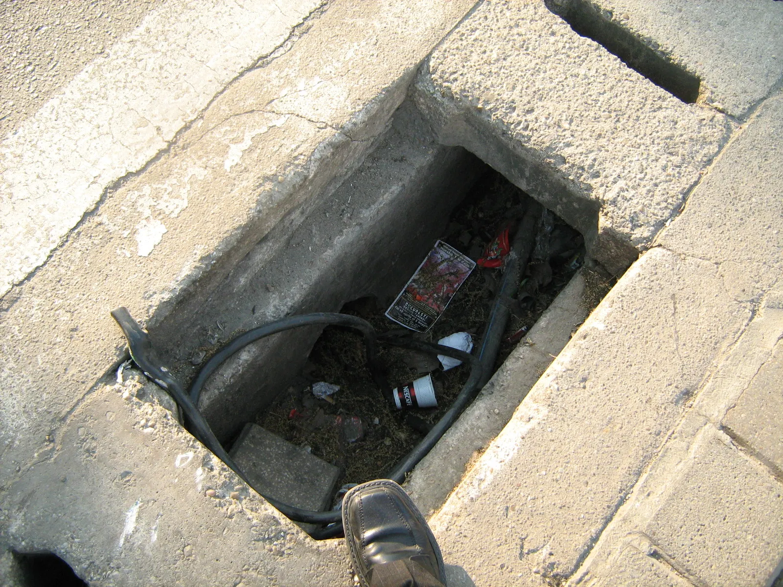 Gaură în asfalt în mijlocul capitalei
