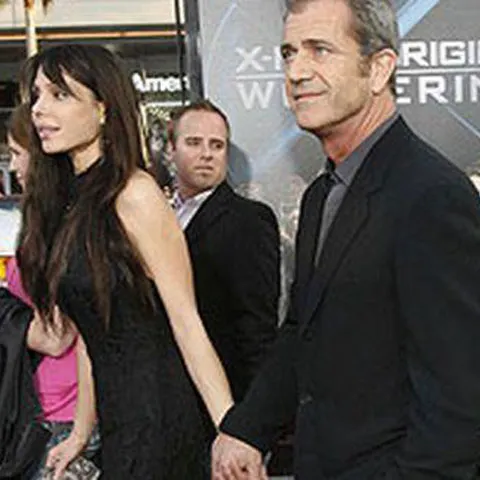 Mel Gibson, de mână cu noua iubită