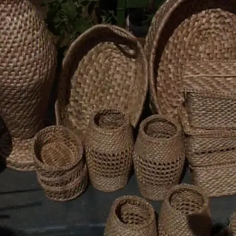 Familiile din satul bistriţean Tonciu trăiesc din împletitul papurei