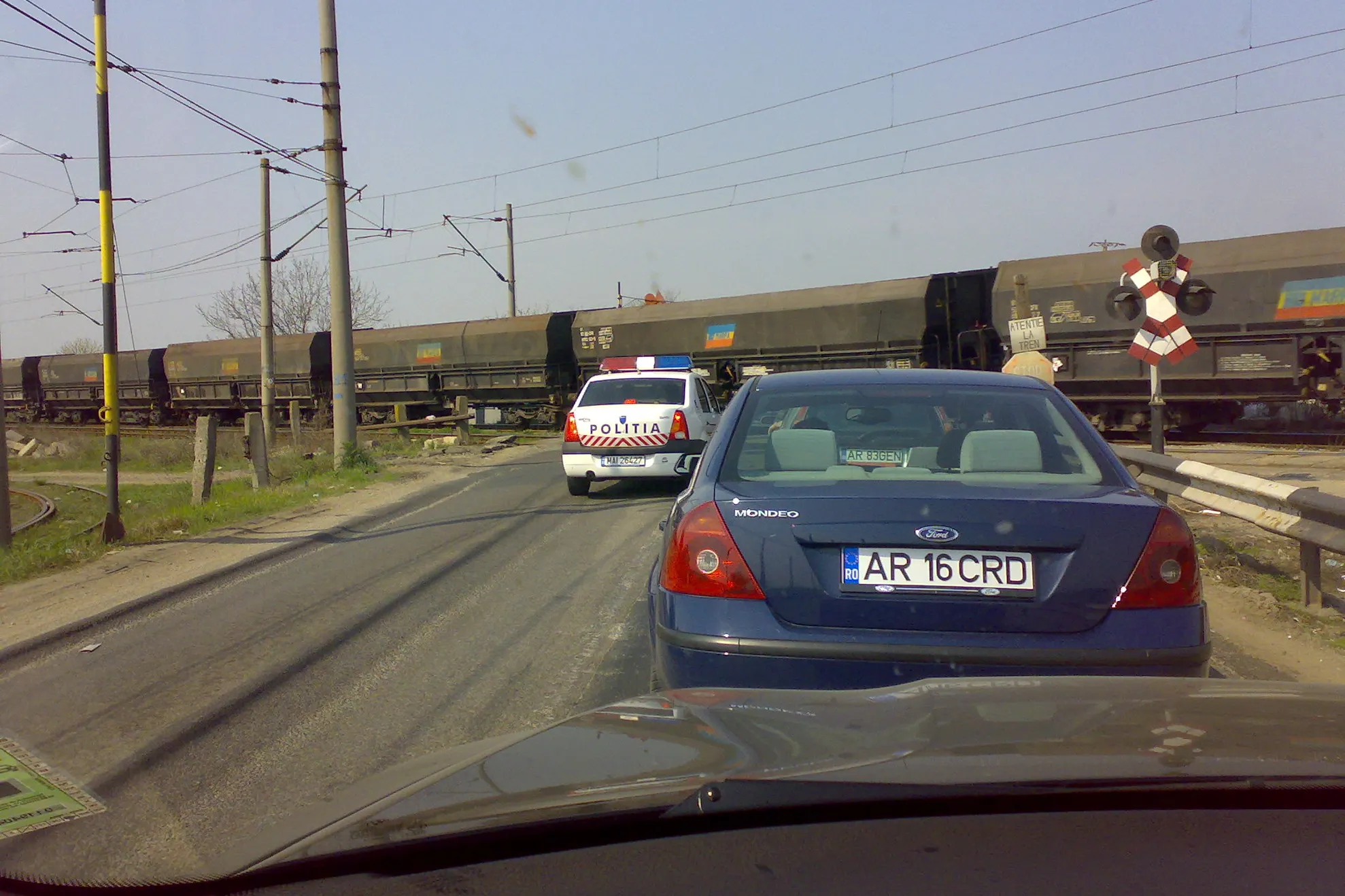 Maşina poliţiei a depăşit coloana de la calea ferată