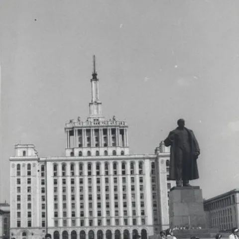 Nostalgicii comunismului s-au adunat de 1 mai la soclul lui Lenin din Piaţa Presei Libere