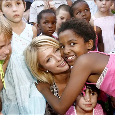 Paris Hilton se lansează în moda pentru copii