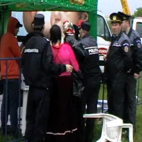 Poliţiştii comunitari s-au înghesuit la mici şi bere în Parcul Izvor