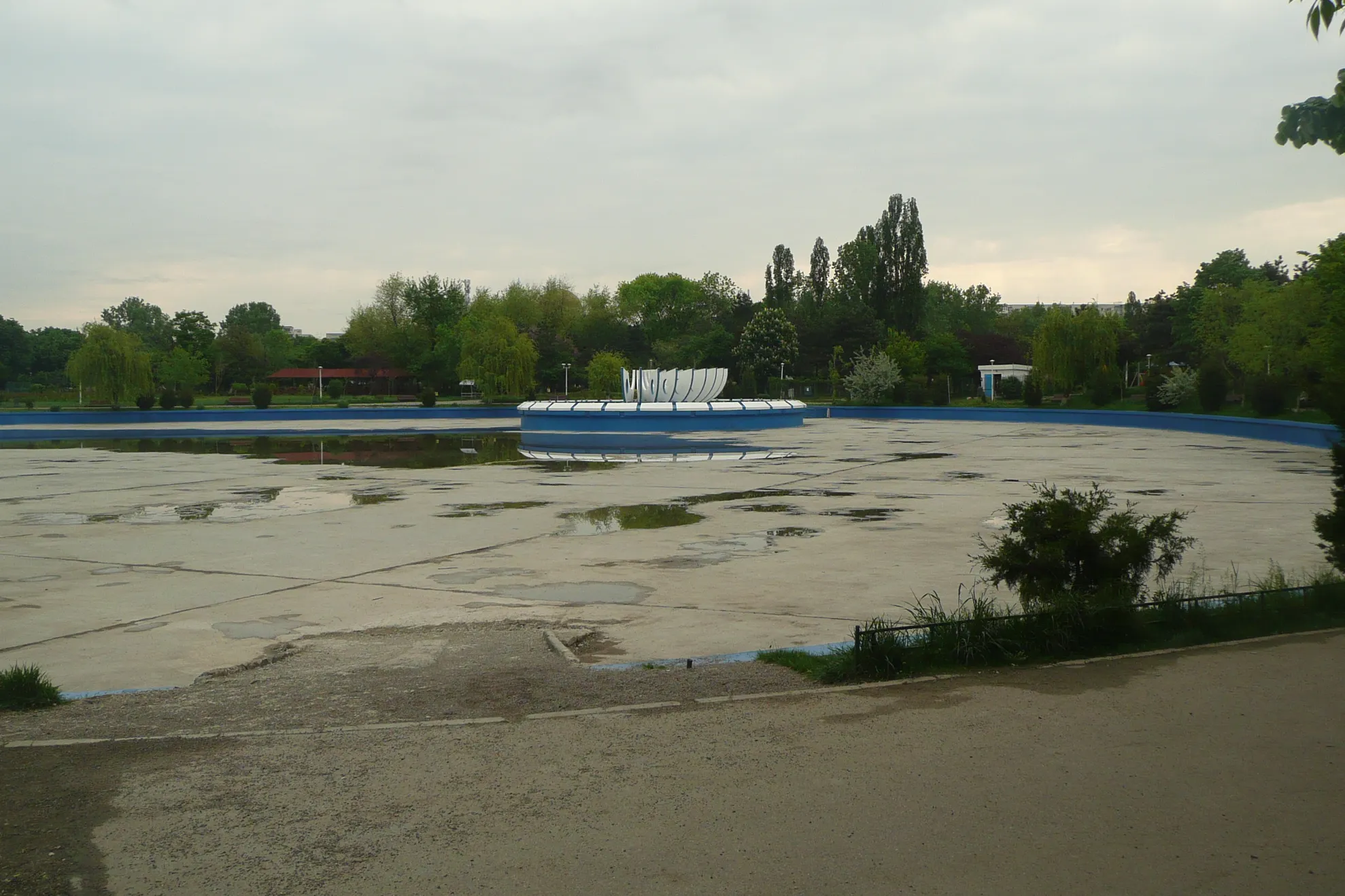 Lacul din parcul Drumul Taberei fără apă de 1 Mai