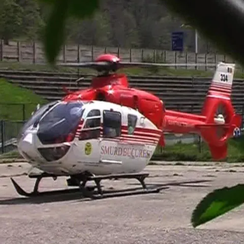 Un iubitor al sporturilor extreme s-a prăbuşit cu parapanta în curtea Peleşului 	 