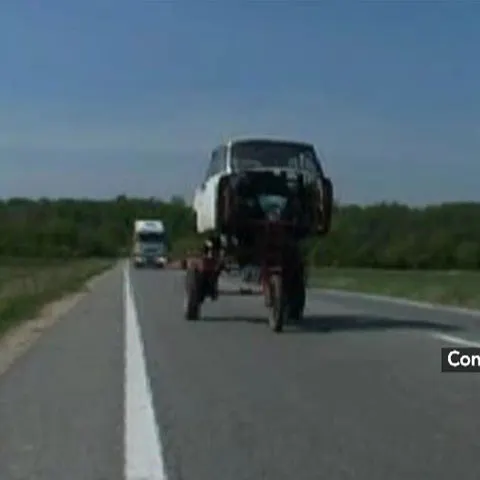 Cea mai ciudată maşină din România a fost surprinsă pe drumul dintre Slatina şi Piteşti