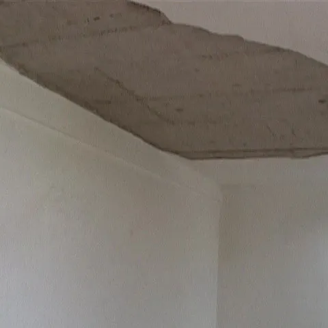 O bucată de tavan a căzut într-un cămin studenţesc din Regie