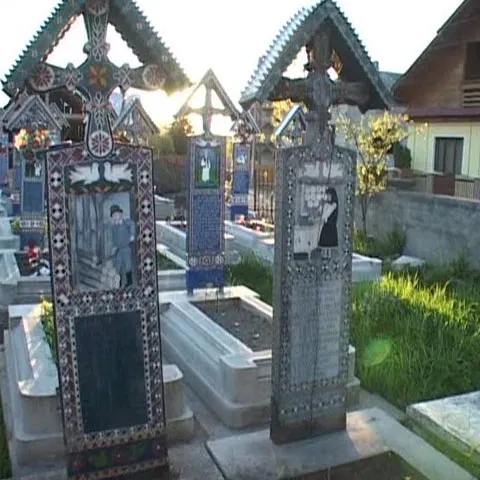 Un meşter din Săpânţa a înregistrat la OSIM crucile din Cimitirul Vesel