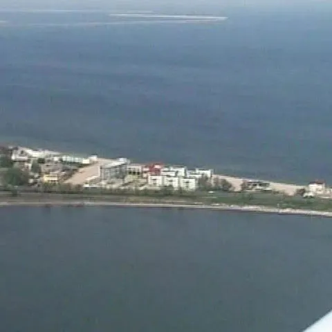 Plajă, linişte, dar şi zboruri cu avionul sau salturi cu paraşuta pe malul mării, la Tuzla